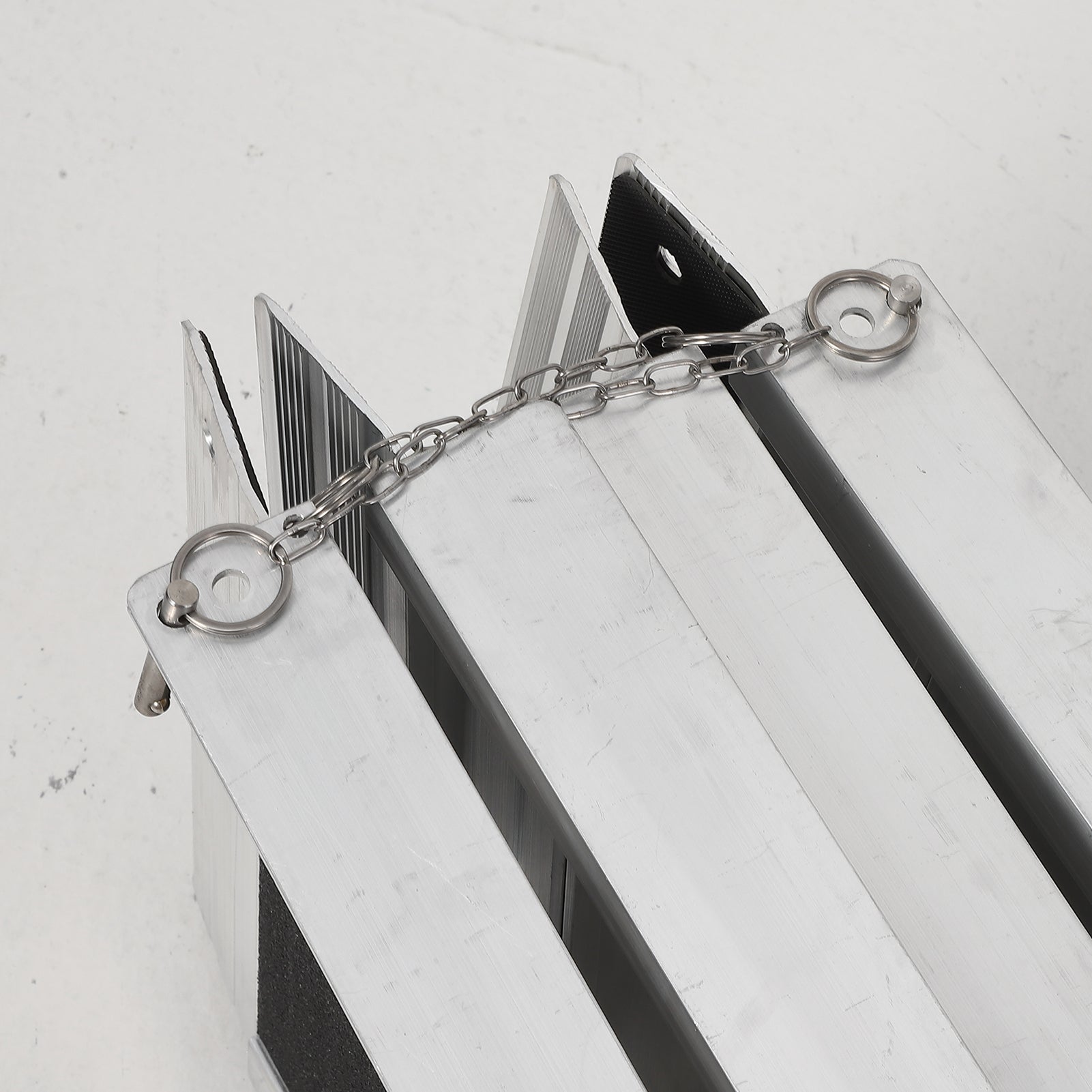 Rampa per sedia a rotelle in alluminio Garvee da 8 piedi con capacità di carico di 600 libbre, pieghevole, superficie antiscivolo per casa e auto, 96x28 cm, argento