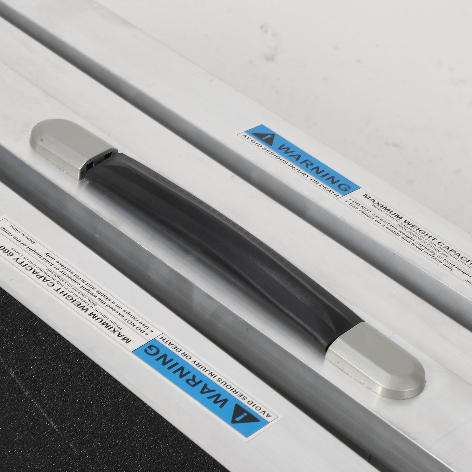 Rampa per sedia a rotelle in alluminio Garvee da 8 piedi con capacità di carico di 600 libbre, pieghevole, superficie antiscivolo per casa e auto, 96x28 cm, argento