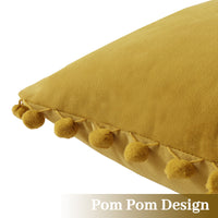 Garvee Christmas Boho Velvet Pillow Covers con pompon per divano e camera da letto, set da 2, rosso, velluto 330 g/m²