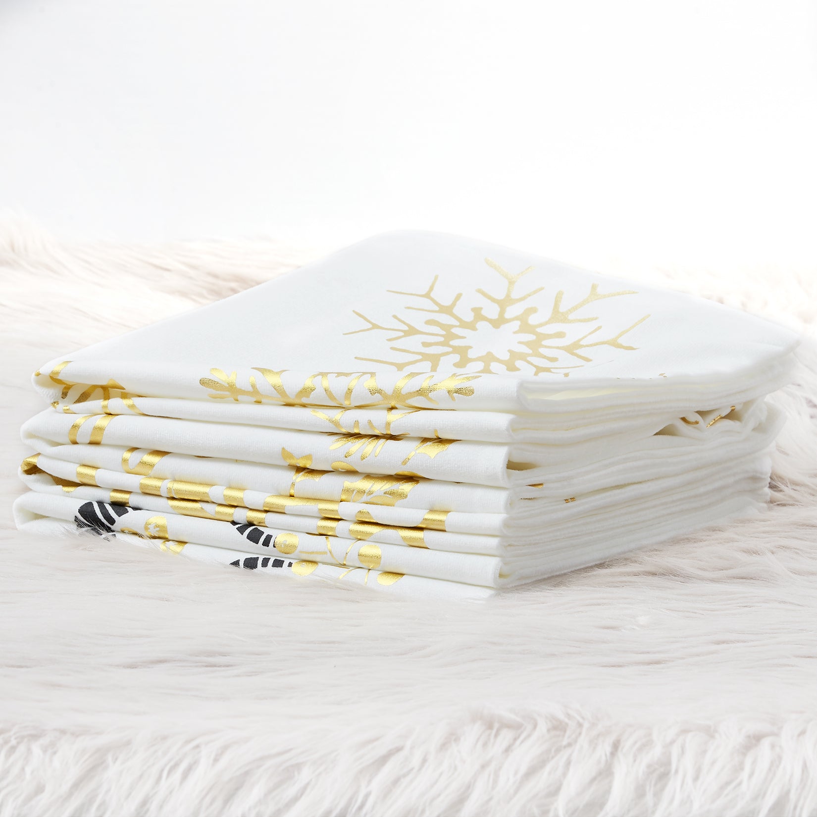 Garvee - Set di 4 copricuscini natalizi in velluto, 45x45 cm, con ghirlande dorate e fiocchi di neve, stampati con lettere, per divano letto, colore oro