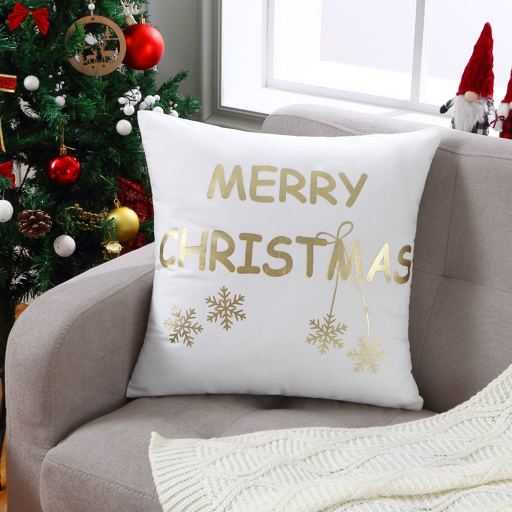 Garvee - Set di 4 copricuscini natalizi in velluto, 45x45 cm, con ghirlande dorate e fiocchi di neve, stampati con lettere, per divano letto, colore oro