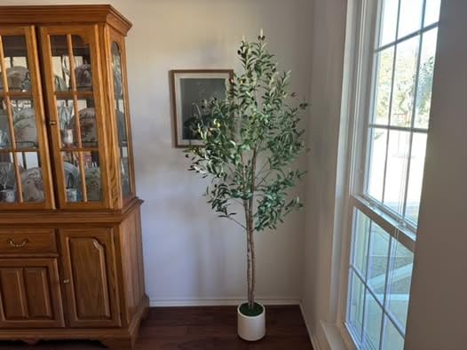 Albero di ulivo artificiale Garvee da 6 piedi con 2 tronchi di legno, vaso in cemento bianco per soggiorno e ufficio, facile da curare