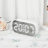 Sveglia digitale a LED Garvee con doppio allarme e specchio: elegante sveglia per camera da letto con design multifunzionale