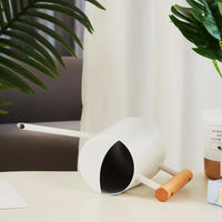 Annaffiatoio Garvee per piante da appartamento da 900 ml con beccuccio lungo e manico in legno per casa e giardino, bianco