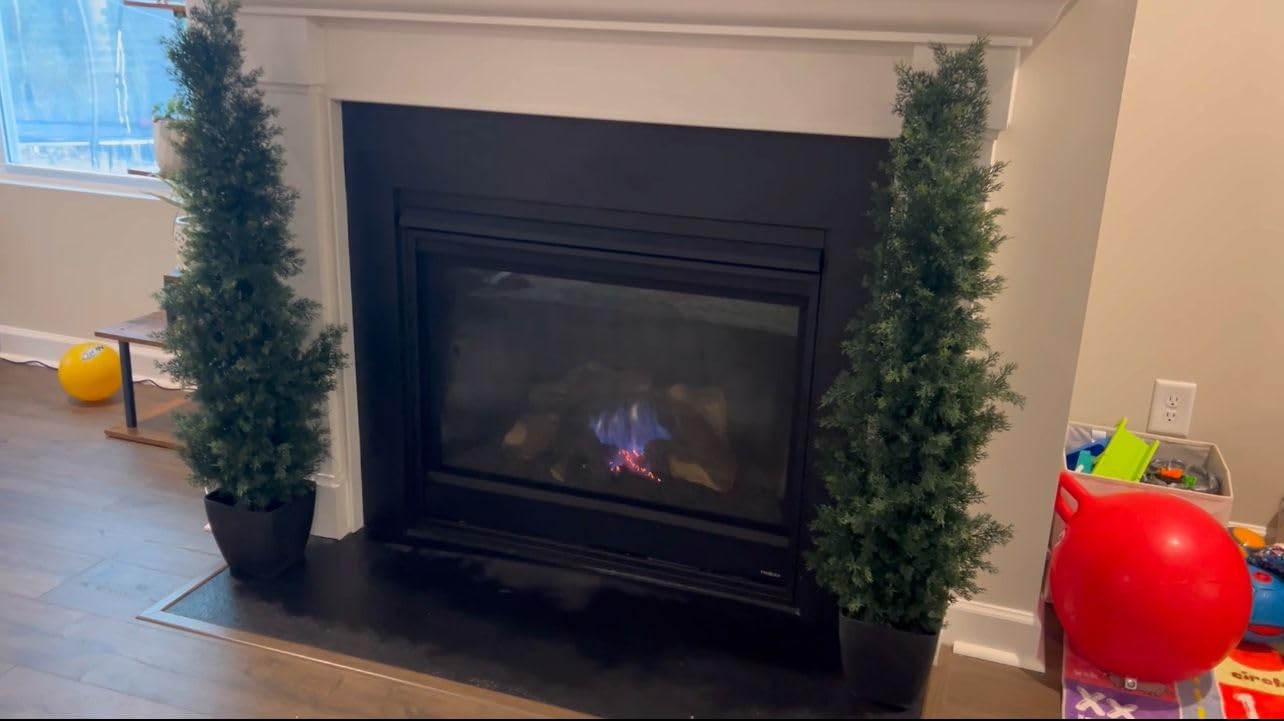 Albero di cedro artificiale Garvee da 48 pollici, resistente ai raggi UV, realistico, tronco di legno, resistente alle intemperie, set da 2, decorazione natalizia per esterni, verde