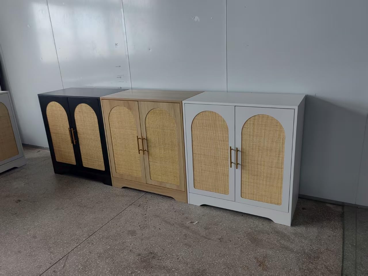 Credenza Garvee con 2 ante in rattan per soggiorno e sala da pranzo, ampio spazio di archiviazione, robusta, versatile, sicura, MDF, colore naturale