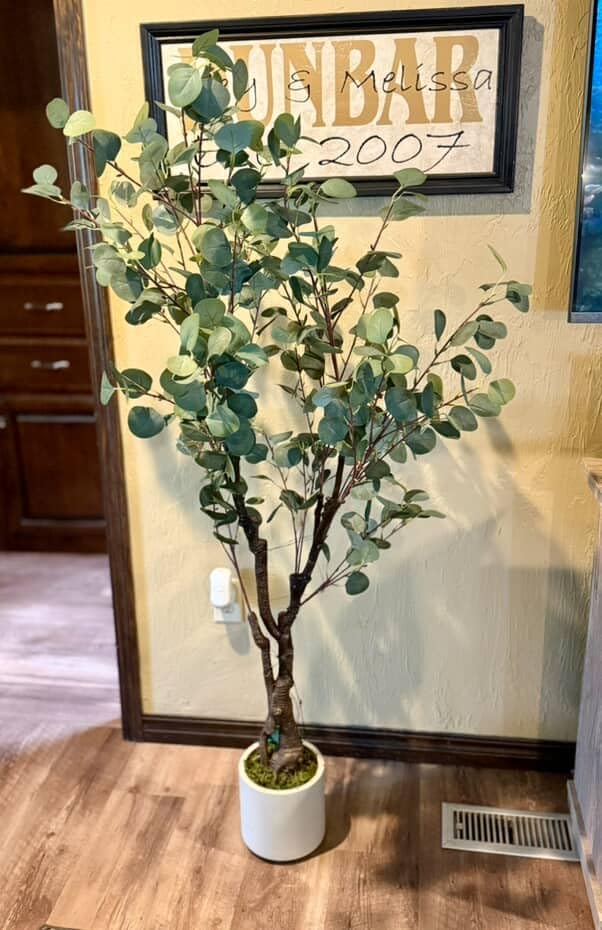 Albero di eucalipto artificiale Garvee da 1.5 m con 50 luci a LED, vaso di plastica, rami regolabili, facile da pulire per soggiorno e ufficio, bianco