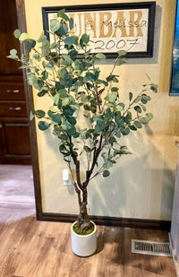 Albero di eucalipto artificiale Garvee da 1.5 m con 50 luci a LED, vaso di plastica, rami regolabili, facile da pulire per soggiorno e ufficio, bianco