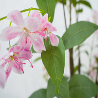 Albero artificiale fiorito Garvee da 5 piedi con fiori rosa, in plastica e cemento, stabile per decorazioni interne ed esterne