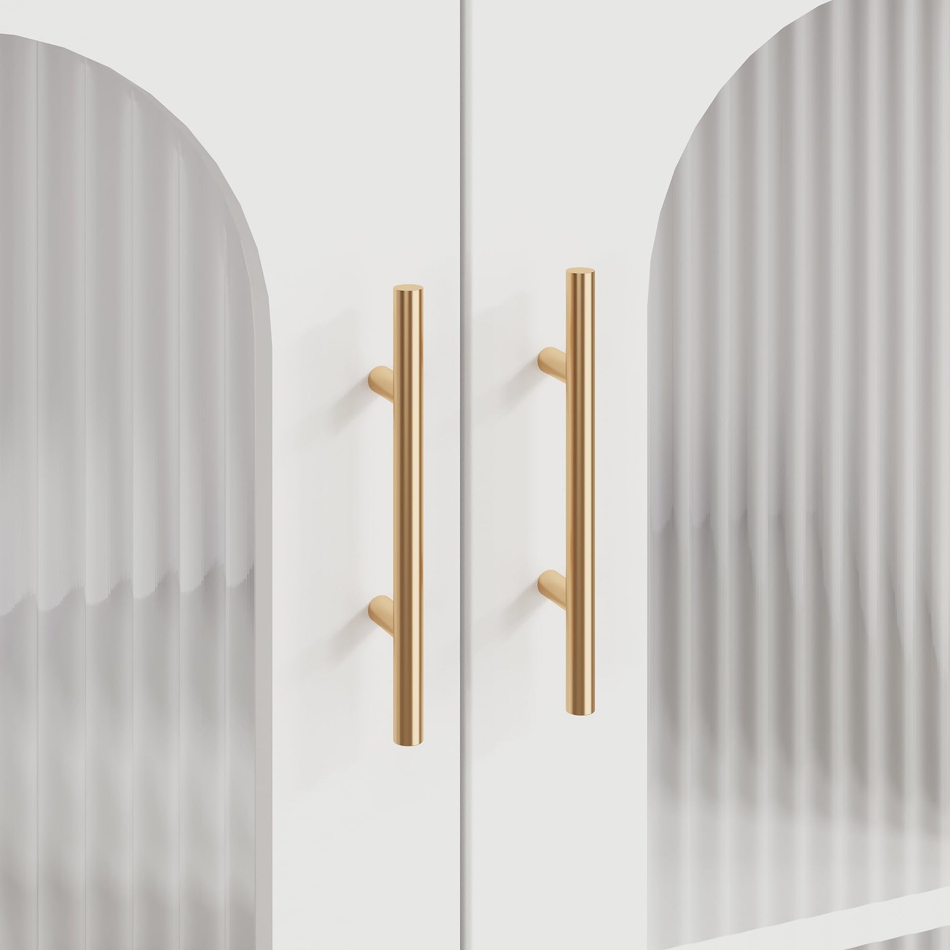 Credenza Garvee Buffet con ante in vetro, ripiani regolabili, MDF 3C, vetro, maniglie in metallo, bianco moderno, per soggiorno e sala da pranzo