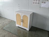 Credenza Garvee con 2 ante in rattan per soggiorno e sala da pranzo, ampio spazio di archiviazione, robusta, versatile, sicura, MDF, colore naturale