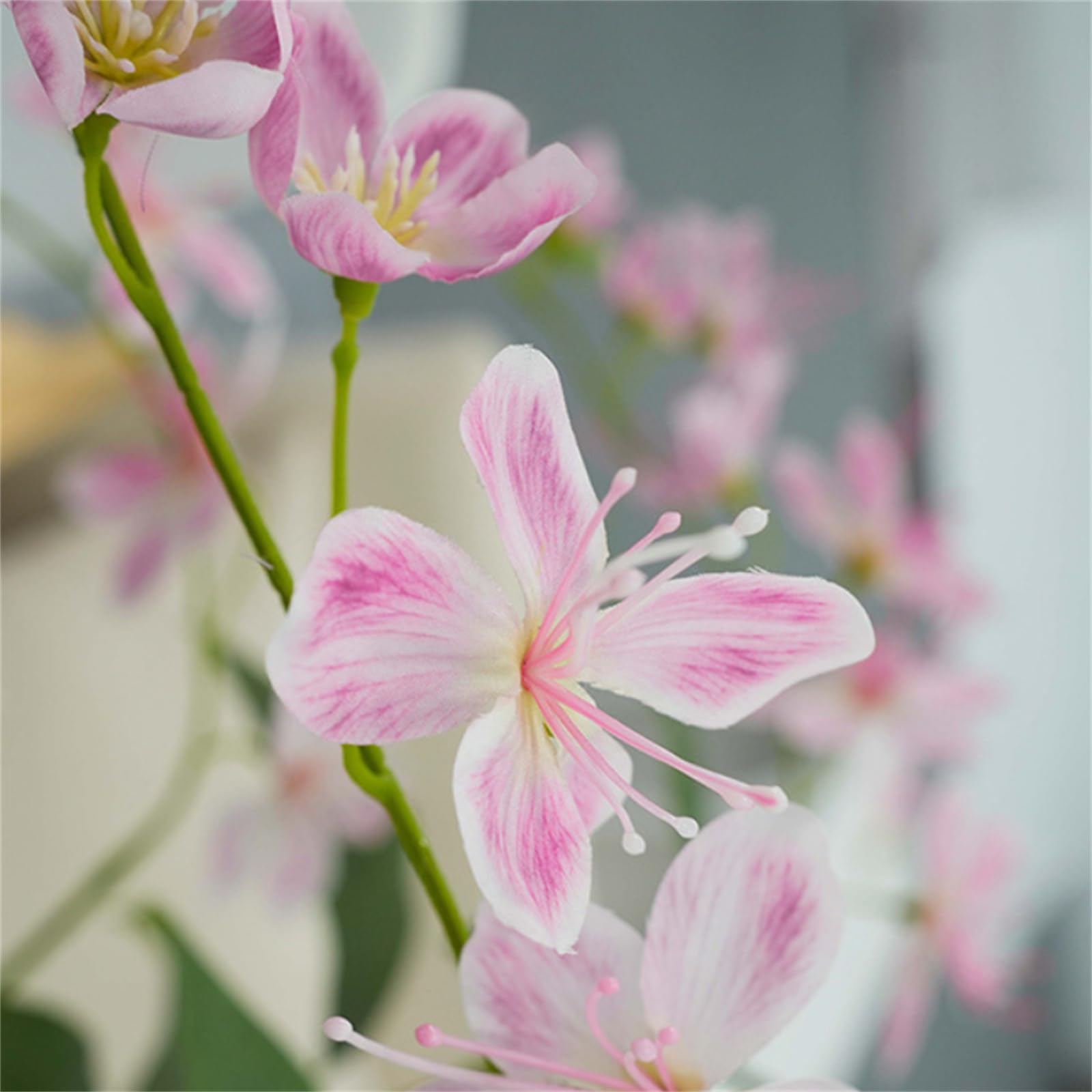 Albero artificiale fiorito Garvee da 5 piedi con fiori rosa, in plastica e cemento, stabile per decorazioni interne ed esterne