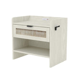 Garvee Comodino in Rattan con Stazione di Ricarica, 2 Prese, 1 USB, Cassetto Elegante, Legno Ingegnere, Bianco, Camera da Letto e Soggiorno - White