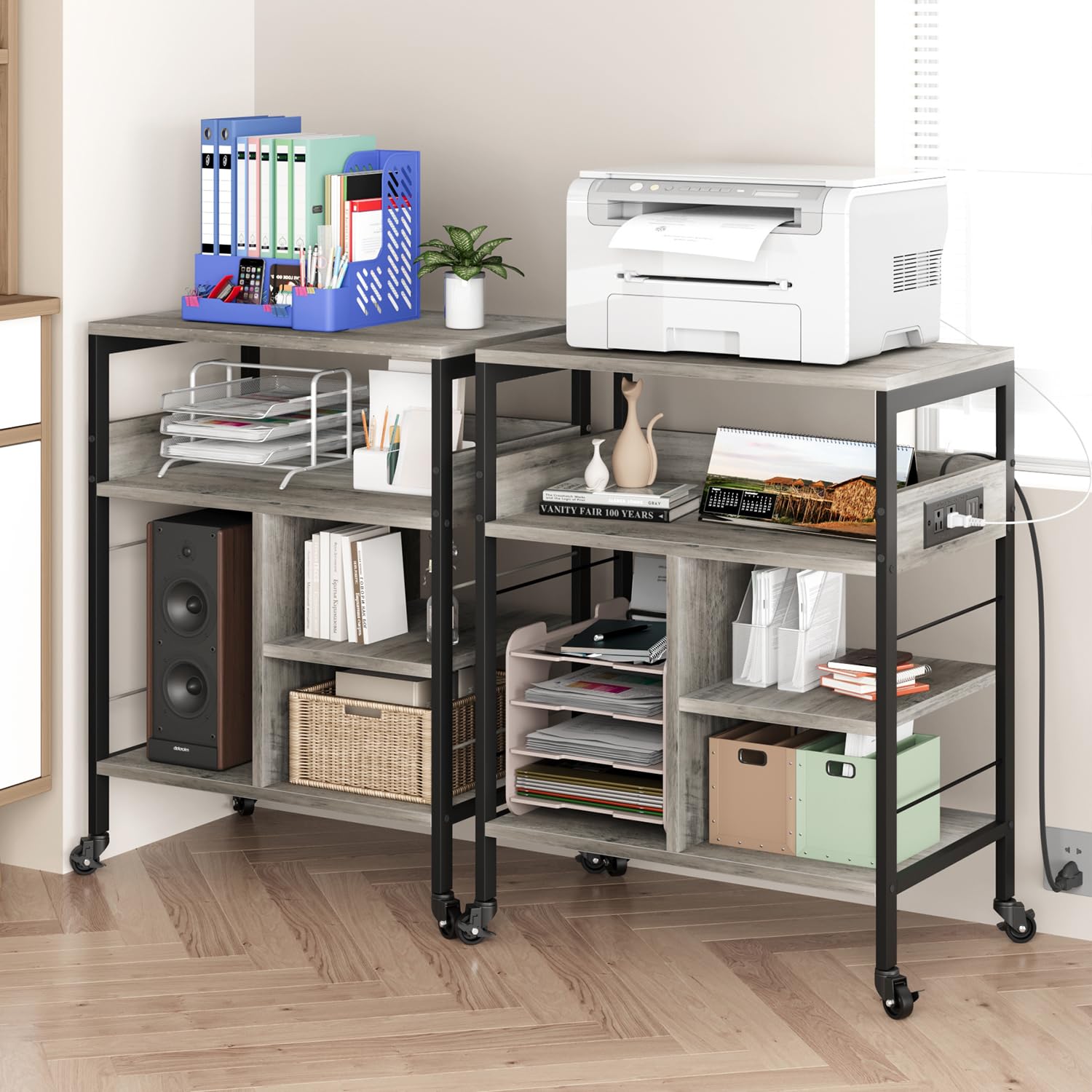 Supporto per stampante mobile Garvee di grandi dimensioni con prese di corrente e USB, struttura in metallo a 4 livelli, pannello in MDF, ruote con freni, grigio rustico, ufficio e soggiorno, 23,66"x15,76"x31,86"