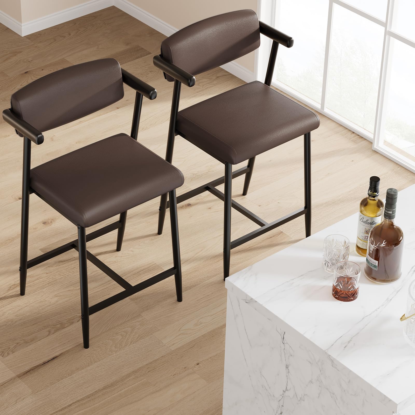 Set di 2 sgabelli da bar Garvee, 26,5" imbottiti, ergonomici con braccioli, seduta ampia e confortevole, struttura in metallo, poggiapiedi, marrone, per cucina e bar