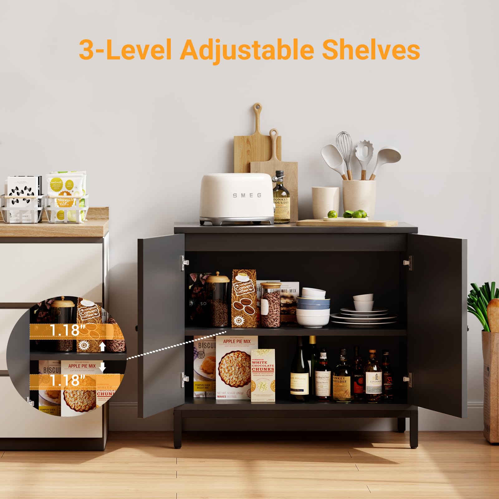 Credenza in rattan Garvee con ante in rattan, ripiani regolabili, truciolato, piedini in metallo per sala da pranzo e corridoio, colori naturali