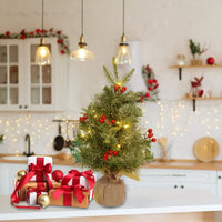 GARVEE Mini albero di Natale da tavolo da 18 pollici con 20 luci LED, bacche rosse, base in iuta per casa e ufficio, artificiale, durevole, a batteria