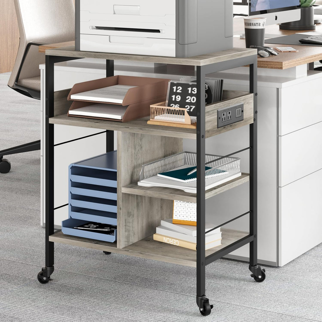 Supporto per stampante mobile Garvee di grandi dimensioni con prese di corrente e USB, struttura in metallo a 4 livelli, pannello in MDF, ruote con freni, grigio rustico, ufficio e soggiorno, 23,66"x15,76"x31,86"