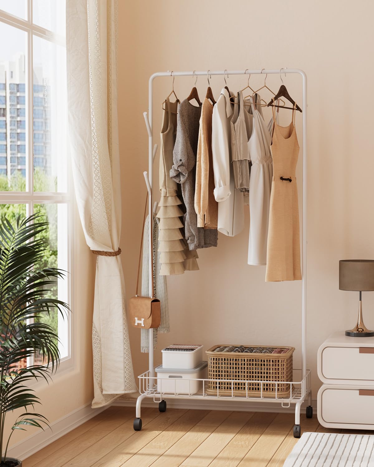 Appendiabiti Garvee con ruote, cestino in metallo, mobile per camera da letto e soggiorno, bianco, resistente
