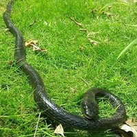 Garvee Realistico Serpente in Gomma Giocattolo 132 cm Gomma Morbida per Protezione Giardino Halloween e Feste Nero Giallo