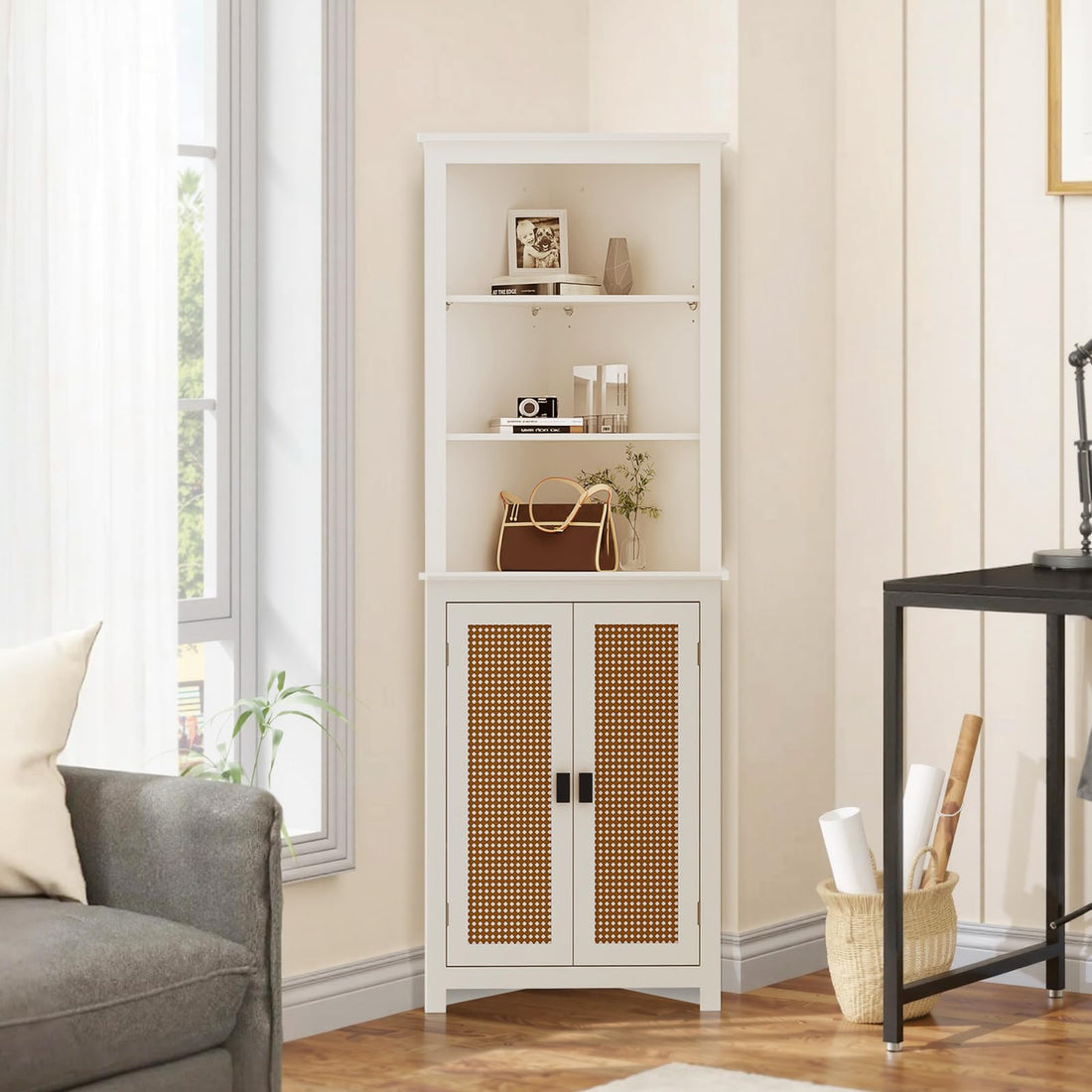Mobiletto angolare Garvee Farmhouse da 64" di altezza con 6 ripiani e 2 ante a battente, ripiano regolabile, bianco, per soggiorno e bagno, legno, resistente all'umidità, antiribaltamento