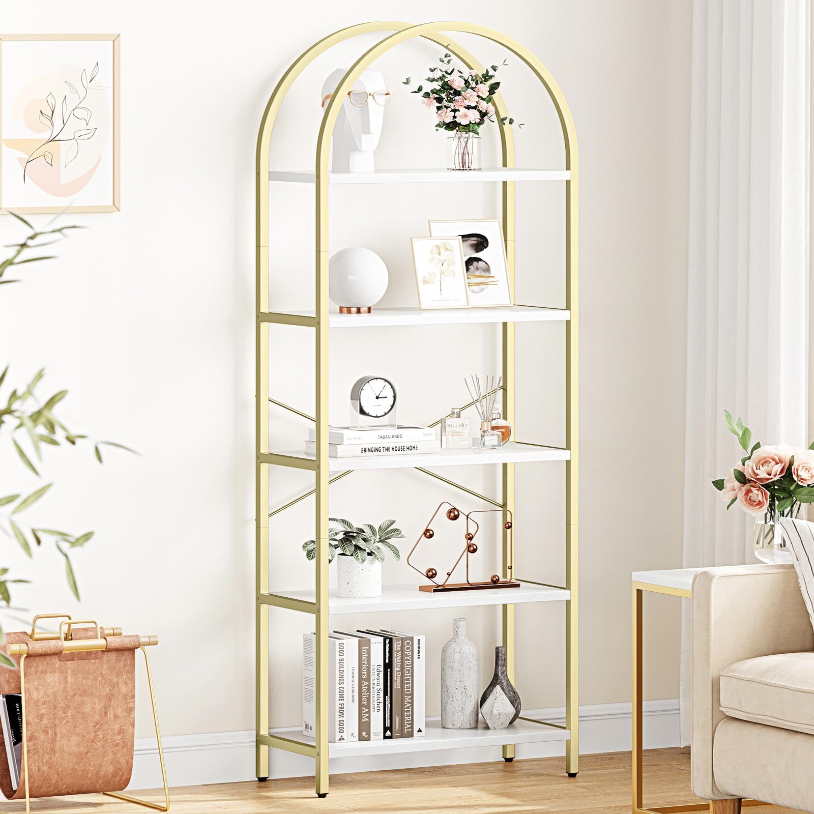 Libreria Garvee a 5 ripiani con struttura in metallo arcuato, moderno scaffale in legno, bianco/oro, ampio scaffale portaoggetti per soggiorno e ufficio