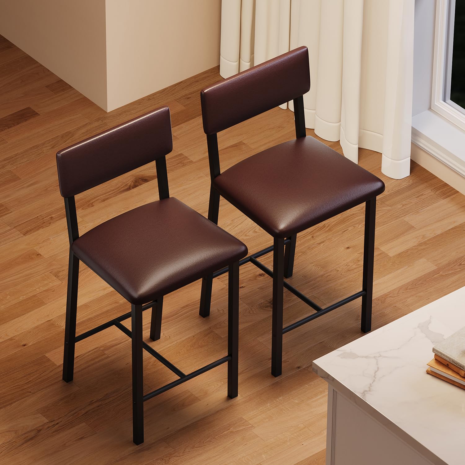 Set di 2 sgabelli da bar Garvee, in similpelle, ergonomici e stabili, struttura in MDF e acciaio, poggiapiedi, marrone scuro, per sala da pranzo e cucina