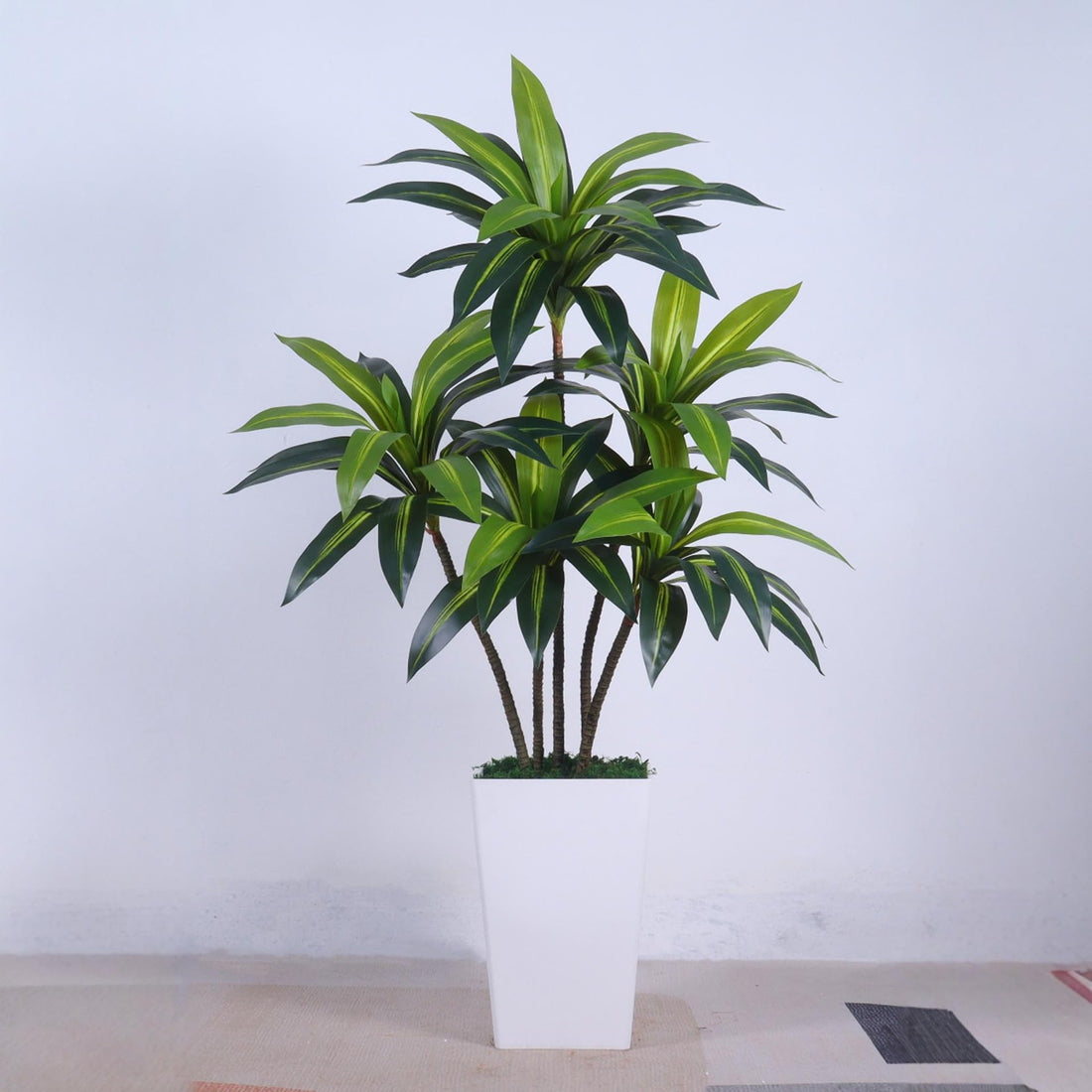 GARVEE Pianta artificiale di dracena, pianta tropicale artificiale alta 150 cm in vaso bianco con rami e foglie regolabili, grande pianta artificiale di dracena per soggiorno, ufficio domestico, balcone, verde
