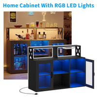 Mobile bar per vino Garvee con portabottiglie, luce LED RGB, stazione di ricarica, ripiani regolabili, legno, in piedi per cucina e soggiorno