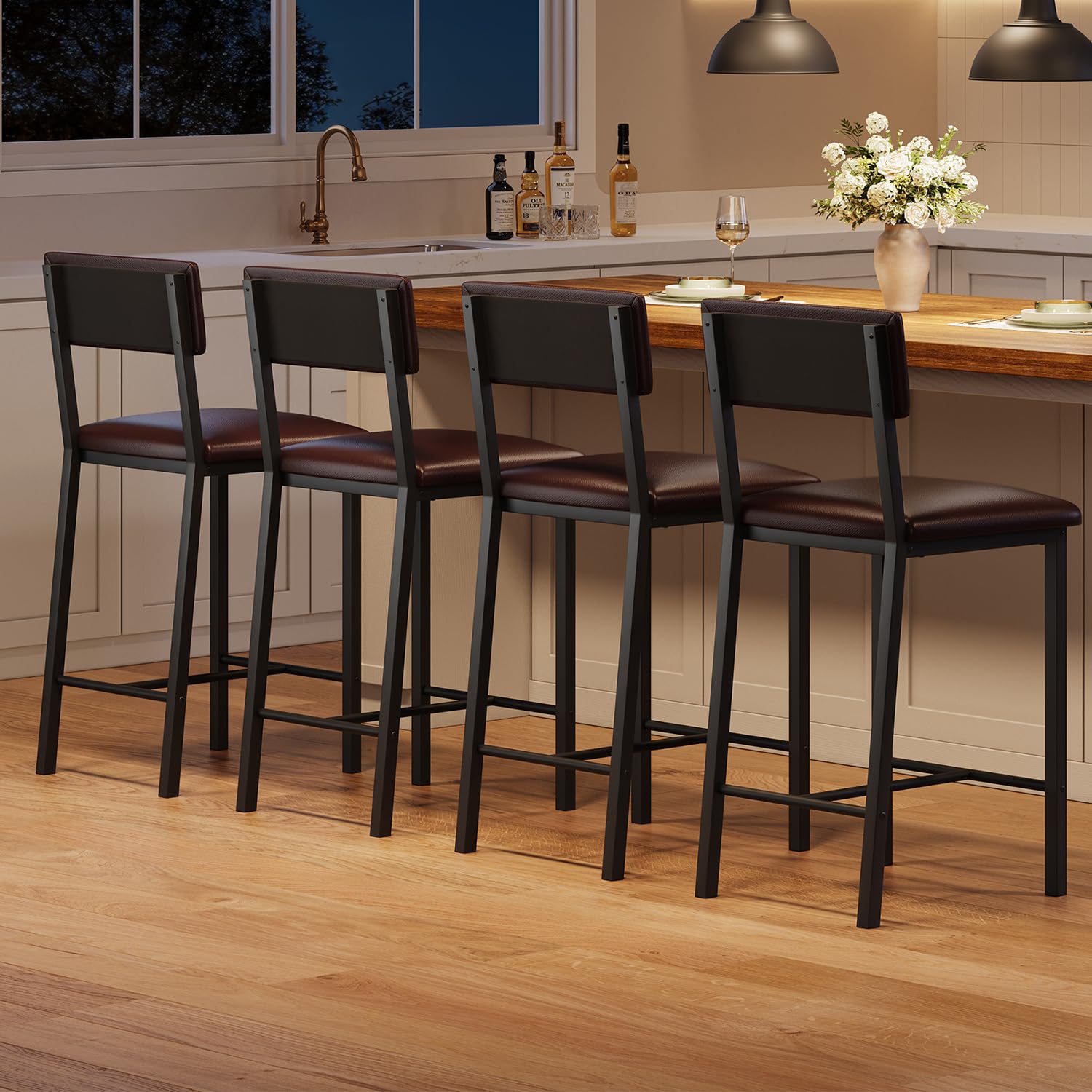 Set di 4 sgabelli da bar Garvee, in similpelle, ergonomici e stabili, struttura in MDF e acciaio, poggiapiedi e schienale, marrone scuro, per cucina e bar
