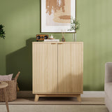 Mobile buffet Garvee con spazio di archiviazione, credenza in legno, 2 ante, ripiani regolabili, design scanalato, maniglie in metallo, naturale, sala da pranzo e soggiorno