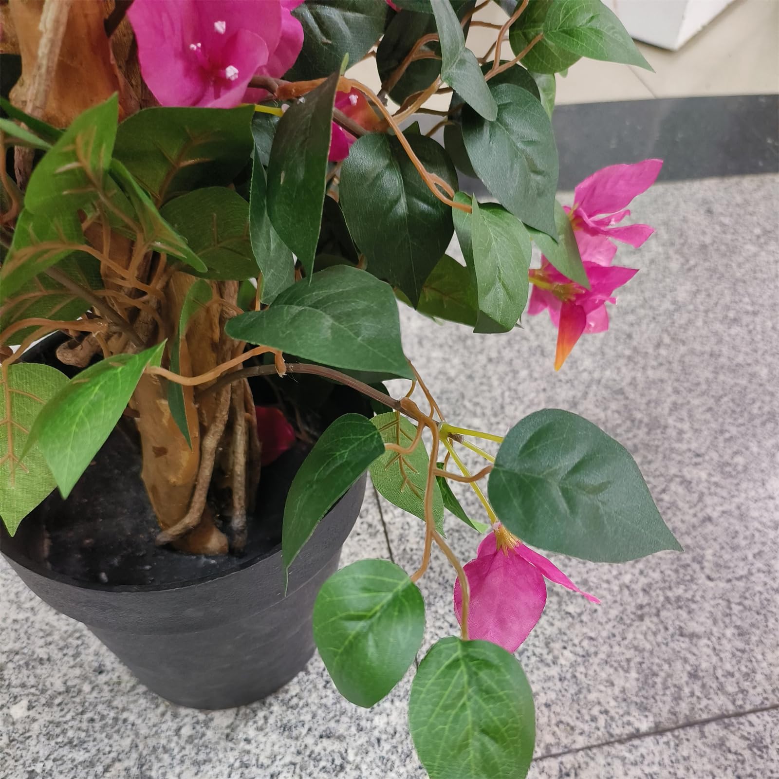 Albero di bouganville artificiale Garvee da 4,1 piedi, realistico, vaso di plastica a bassa manutenzione per soggiorno e ufficio, leggero e versatile