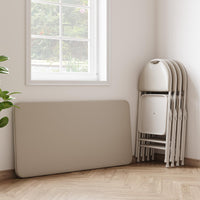 Tavolo pieghevole Garvee a 4 gambe, portatile, pieghevole, gambe in metallo, piano in similpelle, beige, per uso interno ed esterno