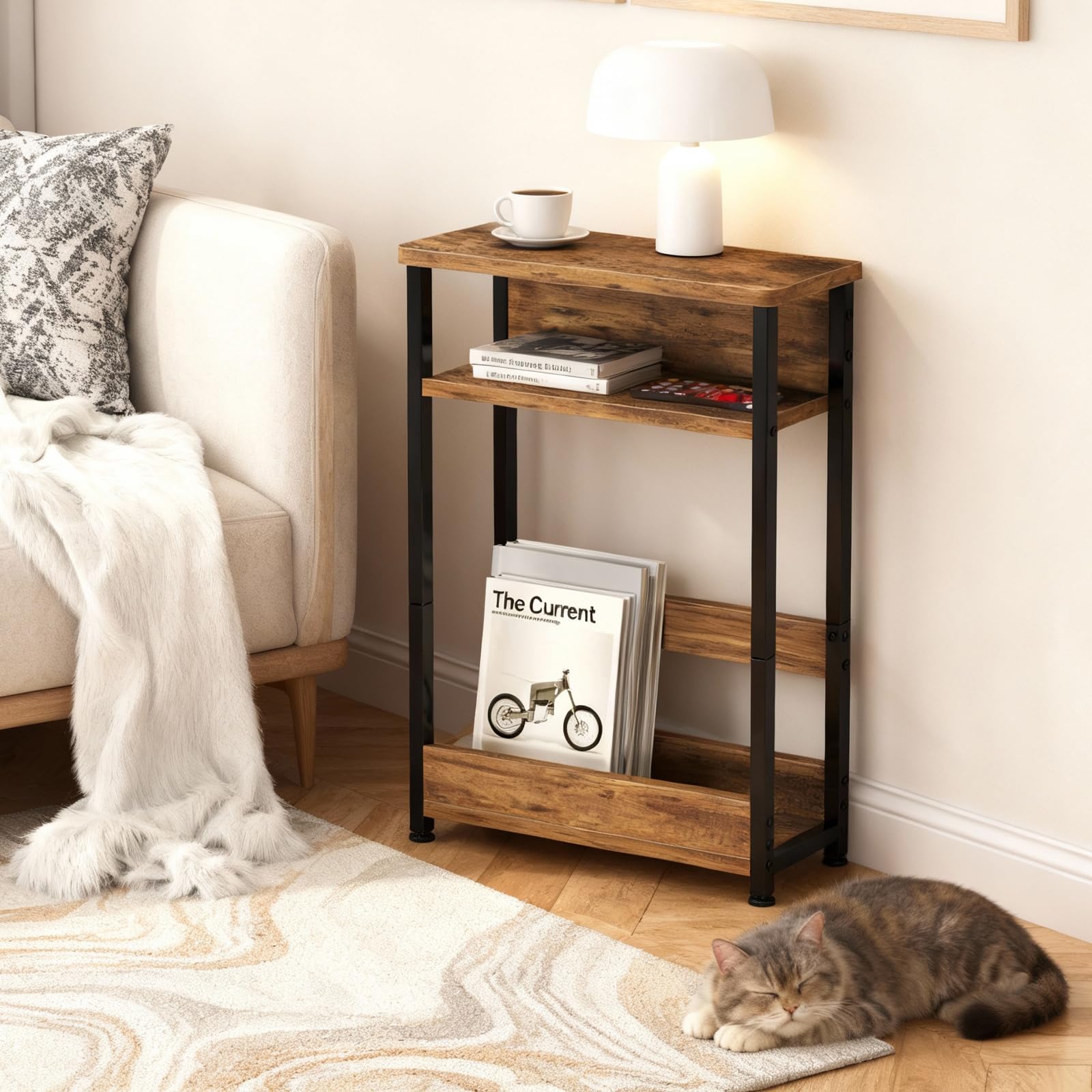 Tavolino laterale stretto Garvee, 3 ripiani con portariviste, in legno MDF, robusto e salvaspazio, marrone, per soggiorno e camera da letto, 18,11x7,87x25,2 pollici