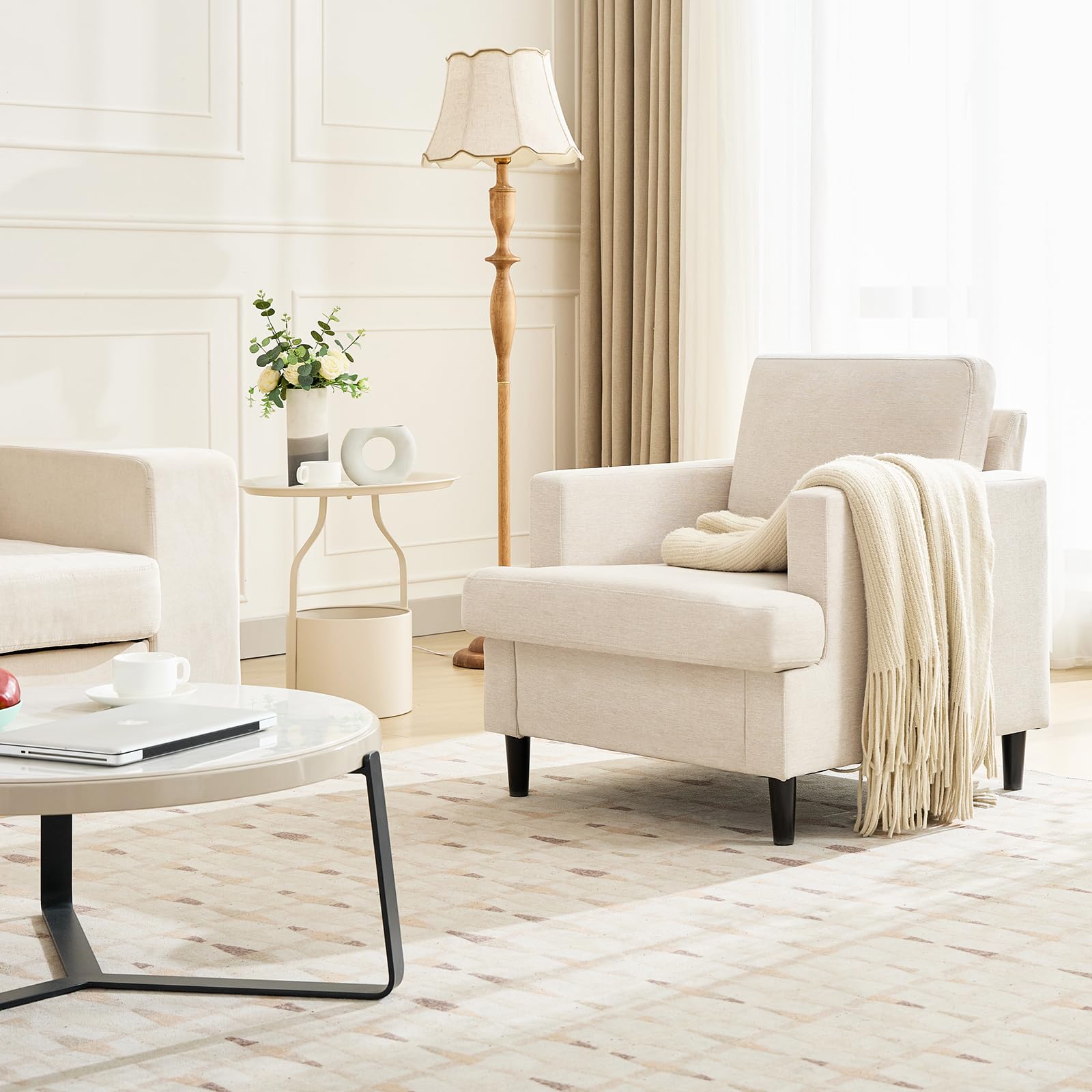 Poltrona Garvee Mid-Century in tessuto di lino traspirante, morbida imbottitura, gambe in legno massello. Per soggiorno e ufficio, design moderno, versatile, beige.