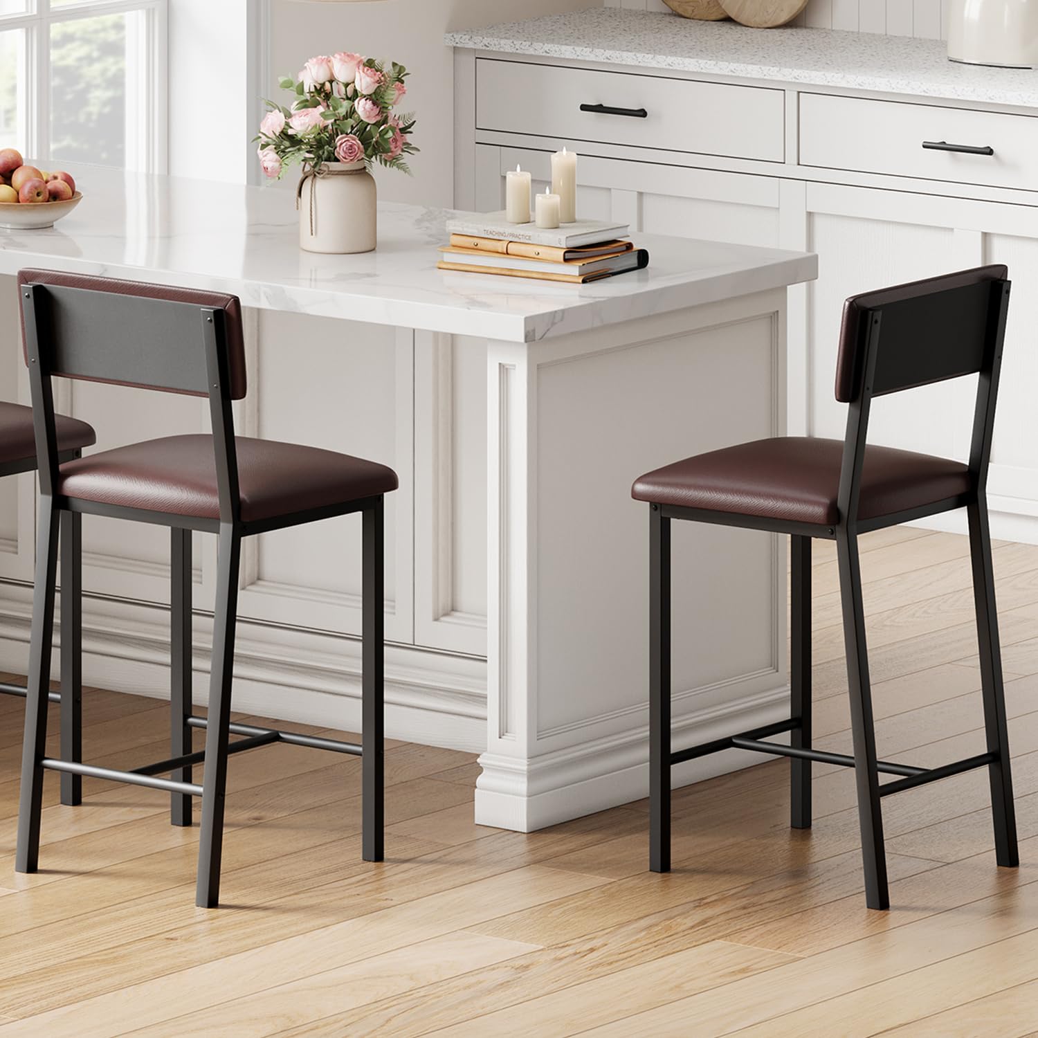 Set di 2 sgabelli da bar Garvee, in similpelle, ergonomici e stabili, struttura in MDF e acciaio, poggiapiedi, marrone scuro, per sala da pranzo e cucina