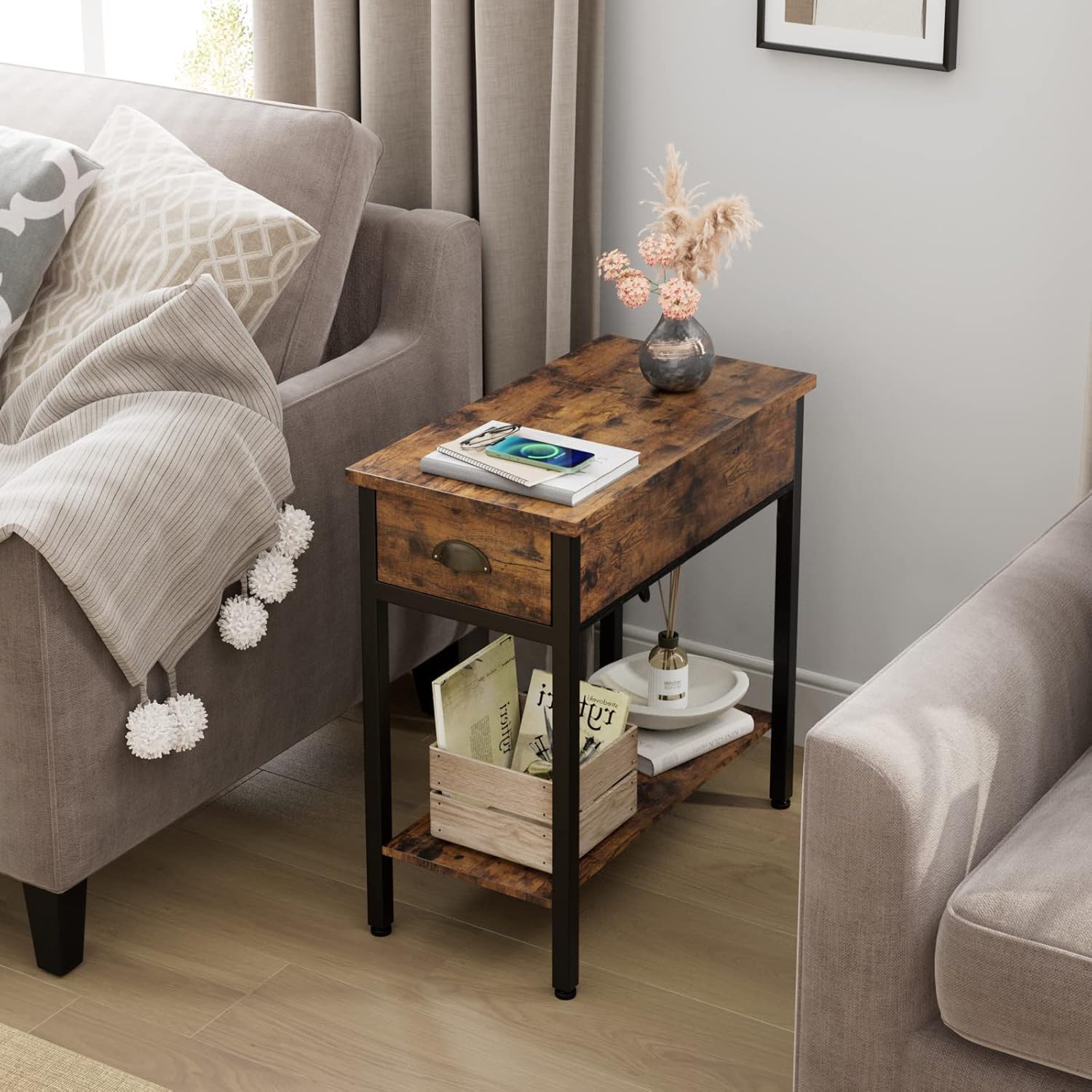 Tavolino laterale GARVEE con cassetto e tasca in tessuto - Comodino versatile in stile retrò per soggiorno e camera da letto (60x32x60 cm, marrone scuro)