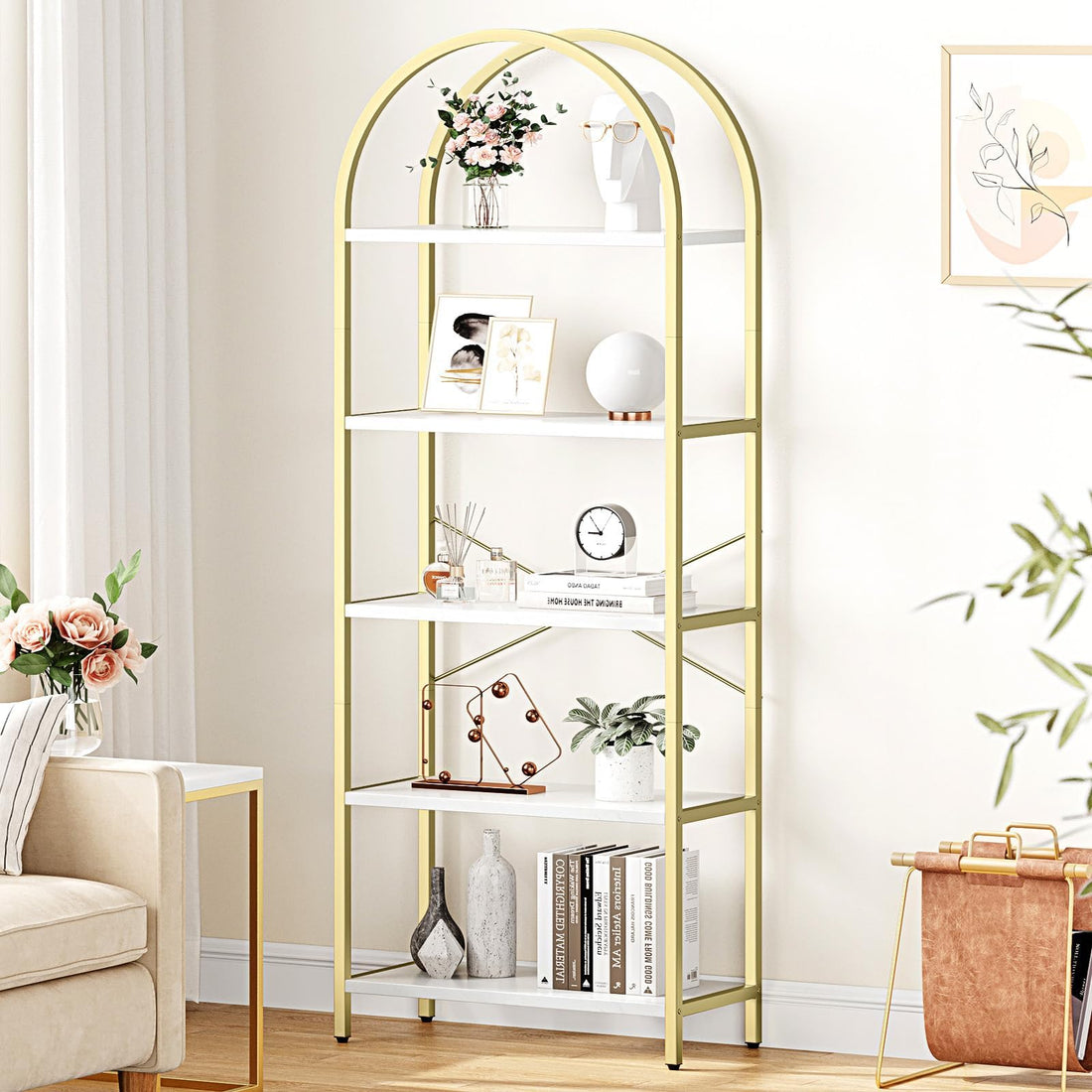 Libreria Garvee a 5 ripiani con struttura in metallo arcuato, moderno scaffale in legno, bianco/oro, ampio scaffale portaoggetti per soggiorno e ufficio