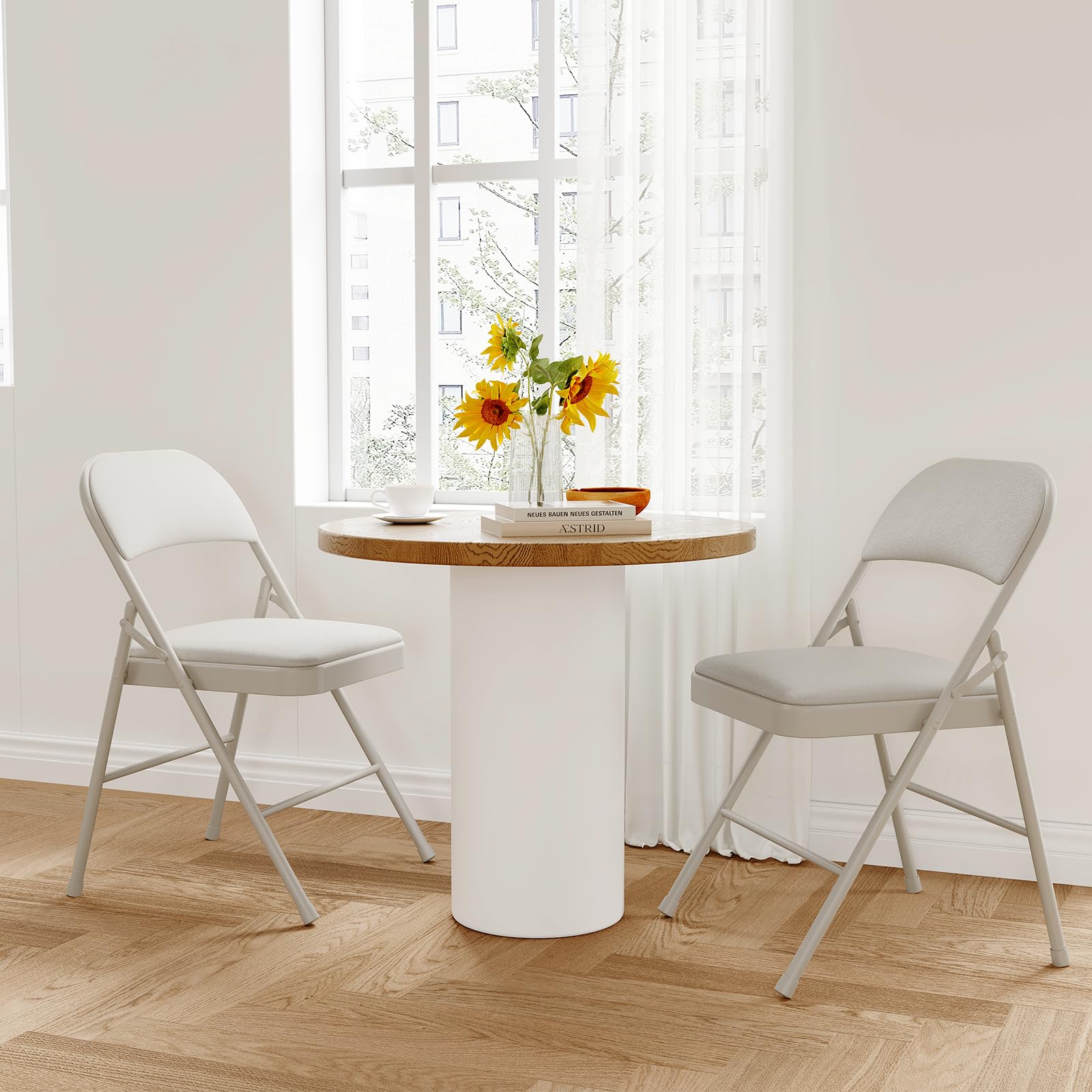 Garvee Set di 4 sedie pieghevoli con cuscini, in similpelle, beige, per uso interno ed esterno, leggere, pieghevoli, supportano fino a 350 libbre