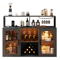 Mobile bar per vino Garvee con portabottiglie, luce LED RGB, stazione di ricarica, ripiani regolabili, legno, in piedi per cucina e soggiorno