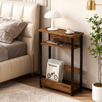 Tavolino laterale stretto Garvee, 3 ripiani con portariviste, in legno MDF, robusto e salvaspazio, marrone, per soggiorno e camera da letto, 18,11x7,87x25,2 pollici
