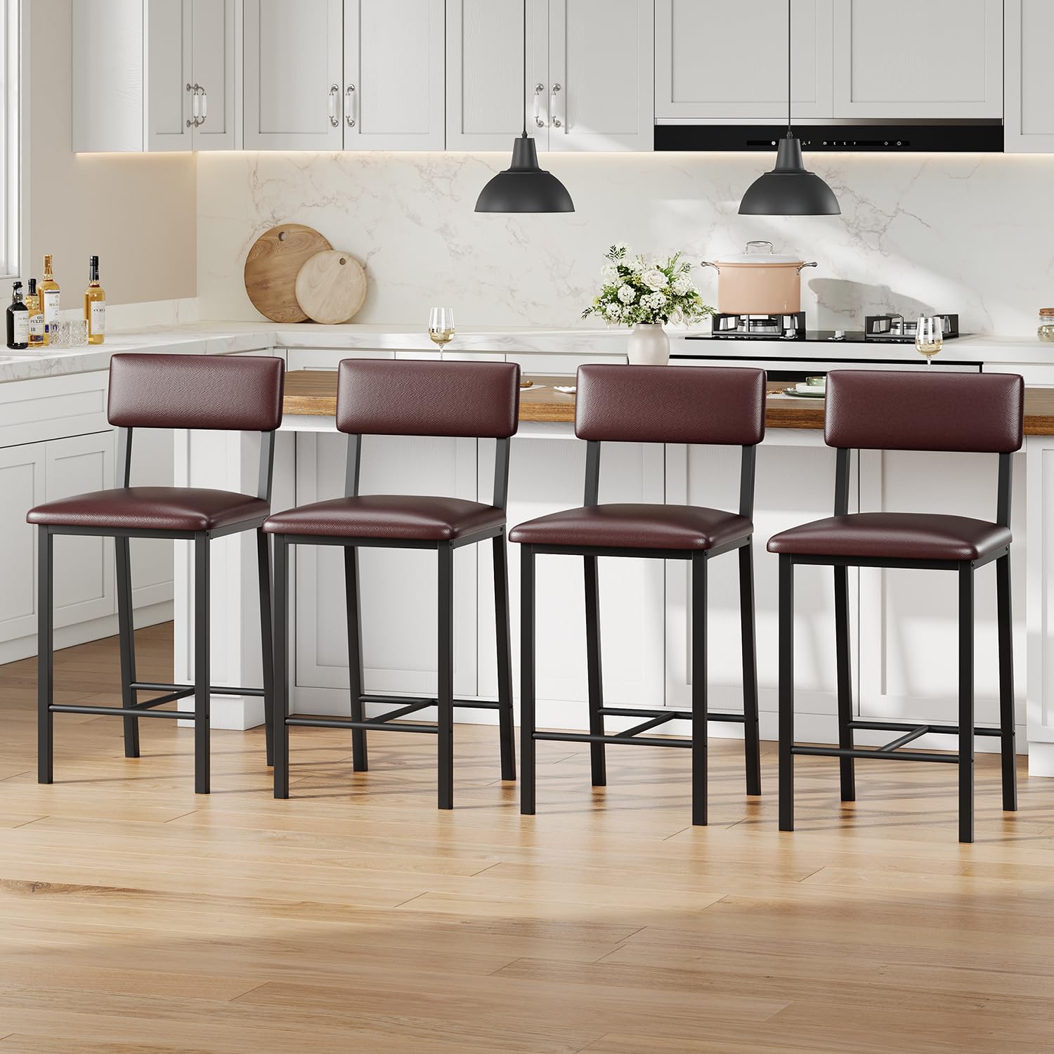 Set di 4 sgabelli da bar Garvee, in similpelle, ergonomici e stabili, struttura in MDF e acciaio, poggiapiedi e schienale, marrone scuro, per cucina e bar
