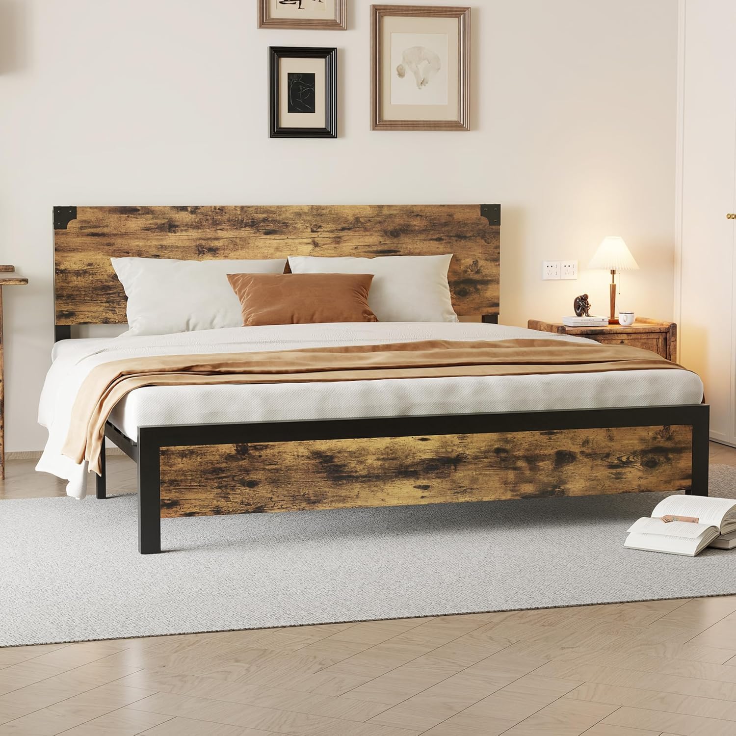 Struttura letto matrimoniale Garvee con testiera in legno, silenziosa, gambe in metallo, letto a piattaforma con contenitore, marrone rustico, camera da letto