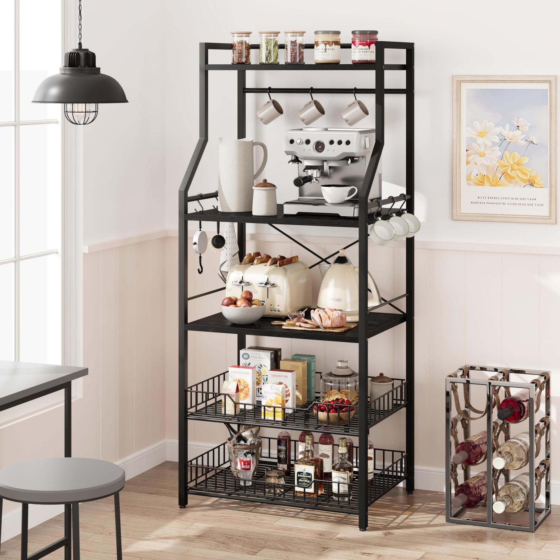 Scaffale da cucina Garvee Bakers Rack con 5 ripiani, 2 cestelli in filo metallico, 8 ganci, robusto MDF e acciaio, nero rustico, versatile per cucina e bar