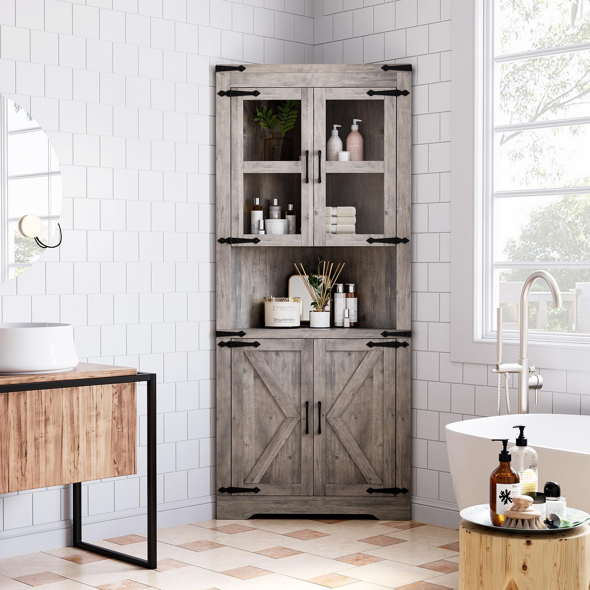 Mobiletto angolare alto Garvee in stile rustico con anta in vetro e ripiani regolabili per soggiorno e cucina, in legno impermeabile, salvaspazio, stabile, triangolare, bianco