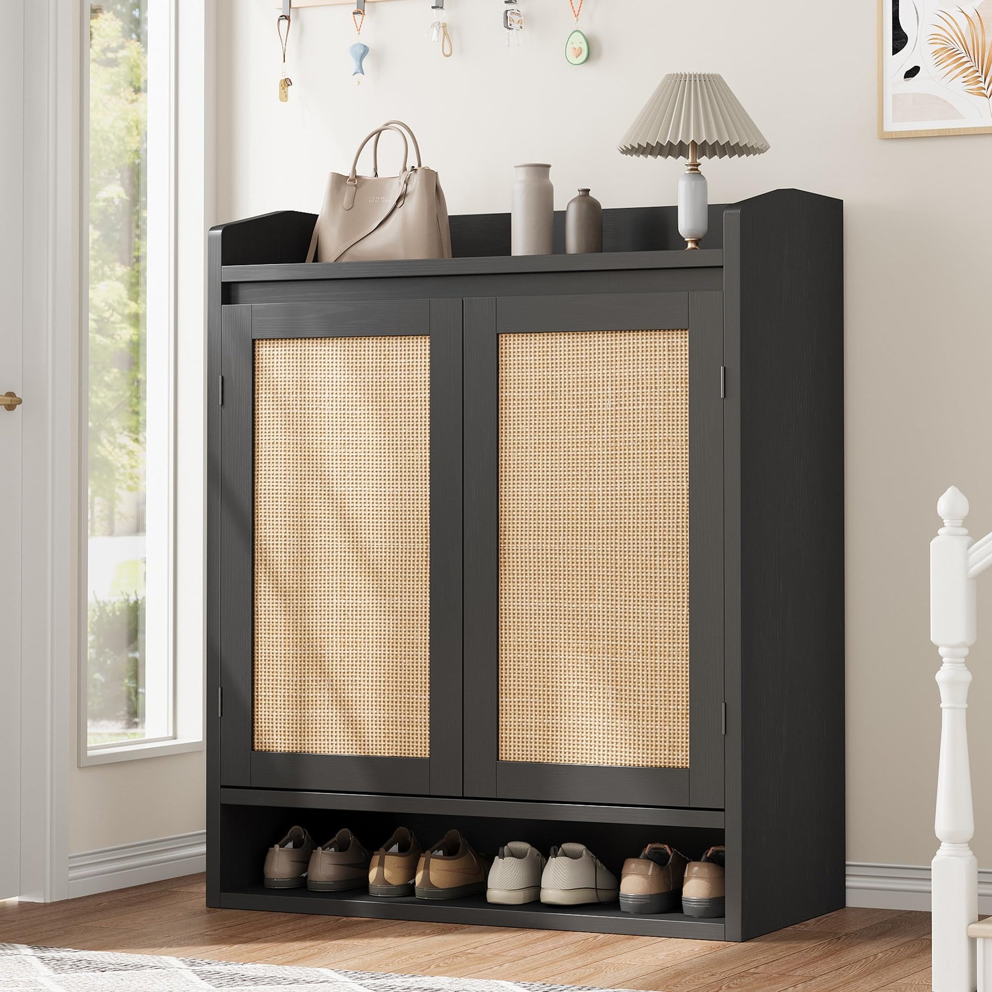 Scarpiera in rattan Garvee con 2 ante, ripiani regolabili, 5 ripiani, legno MDF, nero, per corridoio e soggiorno
