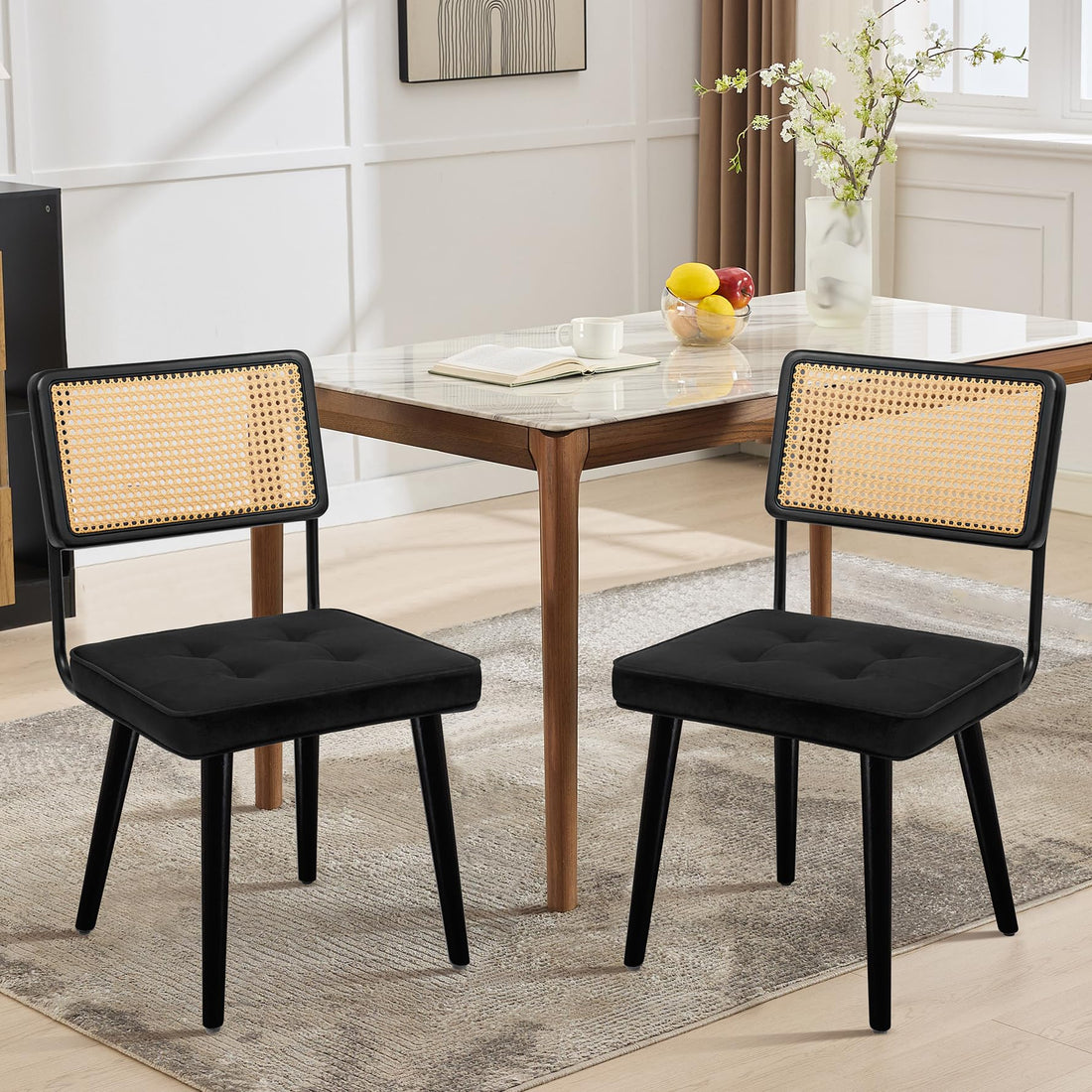 Set di 2 sedie da pranzo in rattan naturale Garvee con seduta imbottita in velluto e gambe in legno massello per cucina e sala da pranzo, stile boho nero