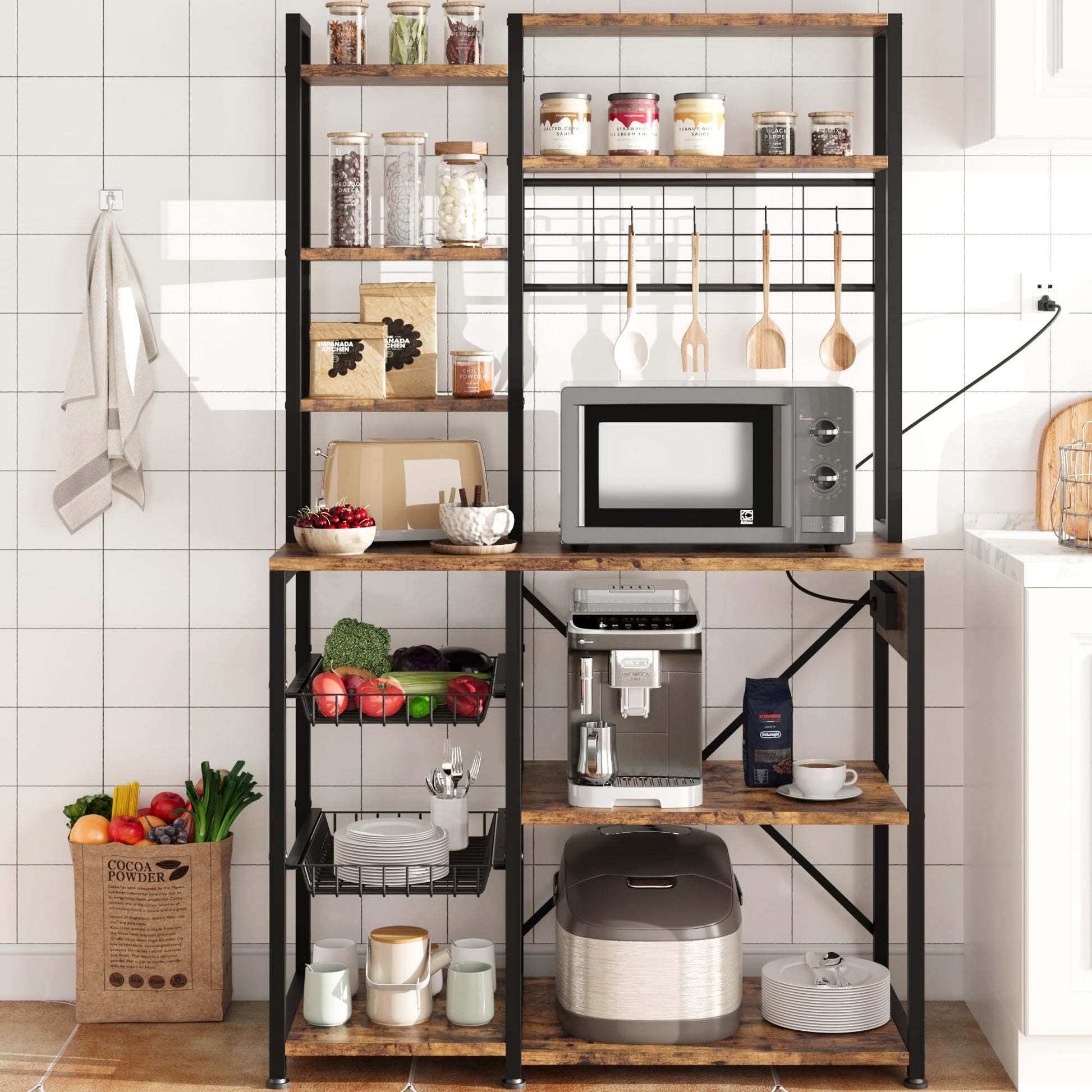 Garvee Bakers Rack con prese di corrente, supporto per microonde a 7 livelli, struttura in metallo, ripiani in legno, 35,41" x 15,71" x 70,12", versatile e stabile