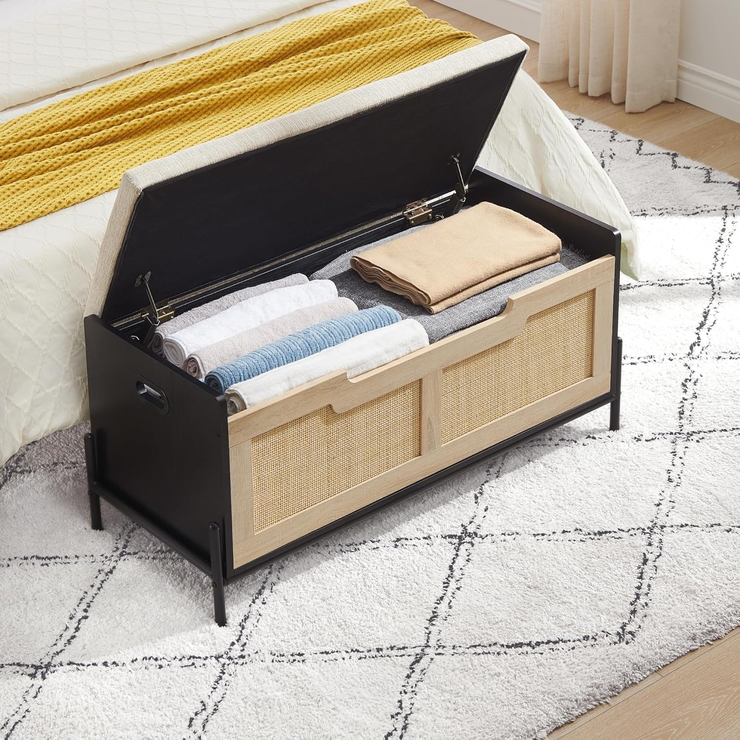 Garvee Panca Contenitore 39.4" in Rattan con Cuscino Nero e Rovere, Struttura Metallica Robusta, Maniglie Laterali Ergonomiche per Ingresso e Soggiorno