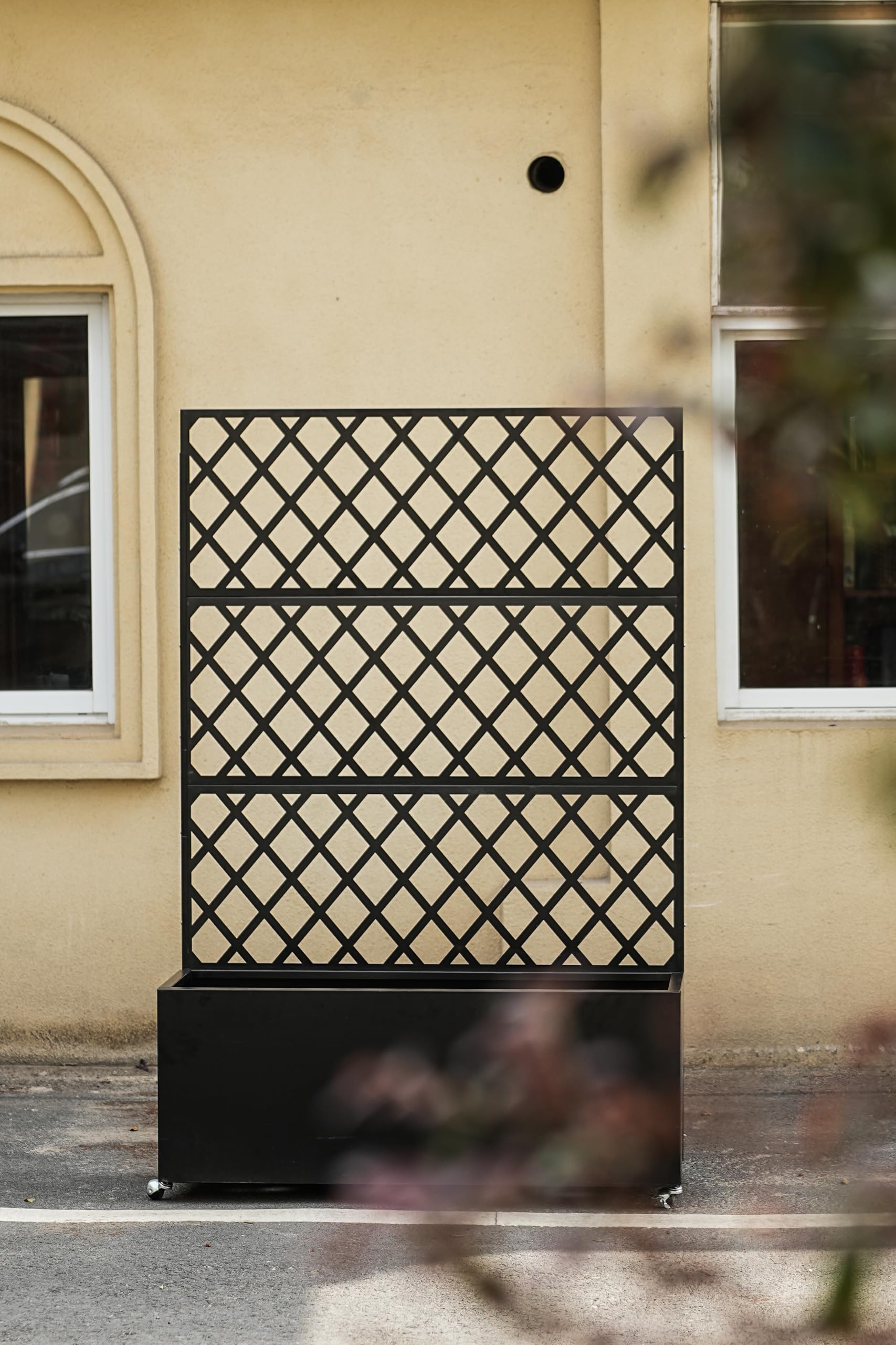 Letto da giardino rialzato Garvee in acciaio zincato con traliccio e schermo per la privacy per balcone e giardino 71"x35"x16" Mobile resistente